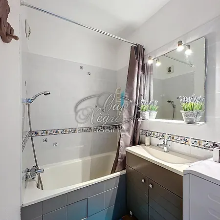 T2 Classe 3 Etoiles Vue Avec Piscine Proche Du Canadel Lägenhet